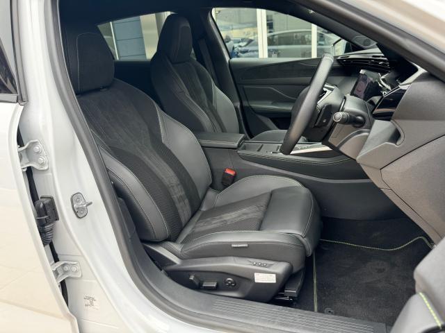 シートはホールド性も高く快適な運転をサポートします。シート材質はアルカンタラアンドテップレザー