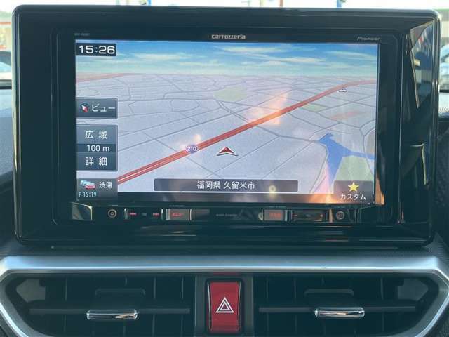 ナビ付きです。目的地を設定すれば、初めての場所でも簡単に行くことが出来ます。（音楽だって聴けちゃいます。）今や欠かせないアイテムですね。カーナビと共に楽しいカーライフを送って下さい（＾0＾）