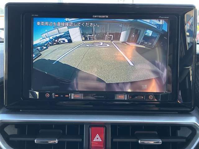 バックカメラ機能付きです！バックする際に後方の様子をカーナビのモニター上に表示してくれます。運転席にいながら、後方が確認できるので、バック駐車が、スムーズに行えます！