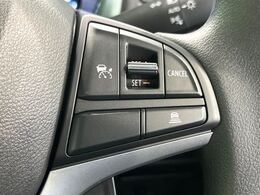 【アダプティブクルーズコントロール】高速道路での長距離走行が楽に！！自動で速度を保つクルーズコントロールが、衝突軽減システムと連携し、前方の車両を感知して車間を保つように速度調節してくれます！！