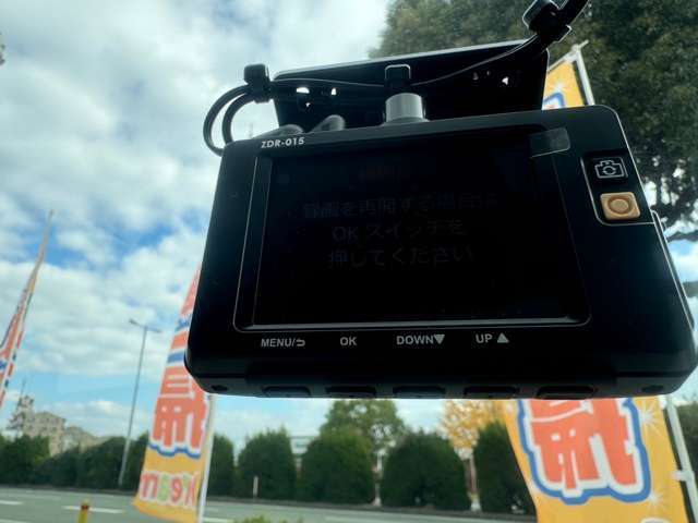 【ドライブレコーダー】映像・音声などの運転中の記録を残します。もしもの事故の際の記録はもちろん、旅行の際の思い出としてドライブの映像を記録して楽しむことができます。