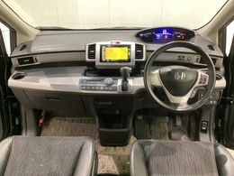 車内は光触媒抗菌消臭施工済です。スタイリッシュなデザインでスポーティなインパネ周りを演出します。グローブボックスやカップホルダーのほかにトレーなどたくさんの収納スペースが付いています。