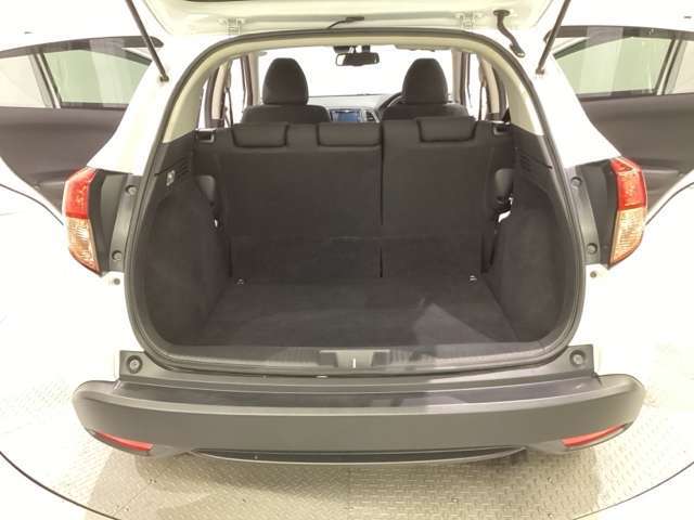 ラゲッジも広く使いやすいトランクは、開口部も広く荷物の積み下ろしもしやすいお車となっております。リアシートの背もたれは6：4の割合で分割して可倒できるので、長いお荷物などを載せることもできます。