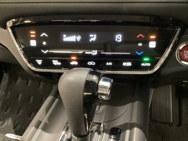 プラズマクラスター付き・オートエアコンがついてますので簡単操作で快適に過ごせます。シートヒータースイッチ内蔵で前席の左右別々に2段階で温度設定ができます。