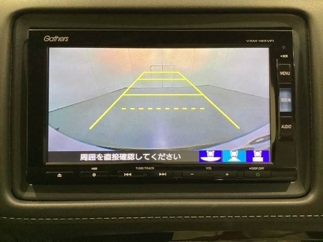 バックでの車庫入れも安心です！　リアカメラが付いているバックモニター付のナビを装備しております。操作線もついており距離感も画面から確認できます。