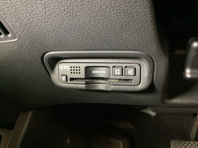 ハンドルの左下にETCがついています。高速道路の料金所の通過も楽々です！。　カードの取り出しもしやすい場所についています。