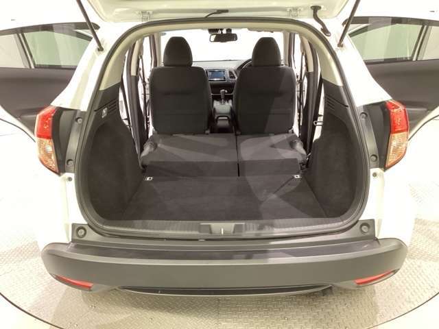 リアシートの背もたれは女性でも容易にシートアレンジが出来るように設定しており、ワンアクションで倒すことも起こすことも可能です。後部座席すべてをフラットな状態にも出来ます。