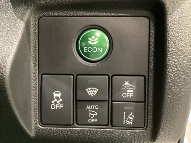 Hondaセンシング用の、VSA（ABS＋TCS＋横滑り抑制）解除とレーンキープアシストシステムのメインスイッチなどはハンドルの右側に装備しています。燃費に役立つECONボタンもここです。