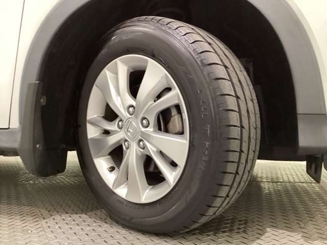 純正アルミホイールを装備しています。足元を引き立てて、美しいボディラインを一層引き締めてくれています。