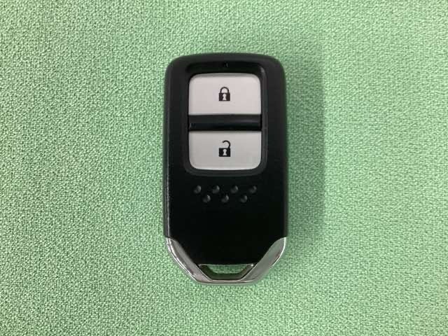 スマートキーを装備しています。鍵を差し込むことなくドアロックの開け閉めと、スタートボタン操作でのエンジンスタートができます。