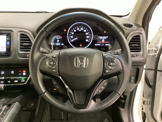 ハンドルにHondaセンシング系のクルーズコントロールやレーンキープアシストなどのスイッチと、オーディオの操作スイッチが装備されています。ハンドルから手を離さず安全に操作できます。