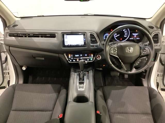 車内は光触媒抗菌消臭施工済です。インパネ周りはスタイリッシュなデザインです。グローブボックスやカップホルダーのほかにトレーなどたくさんの収納スペースが付いています。