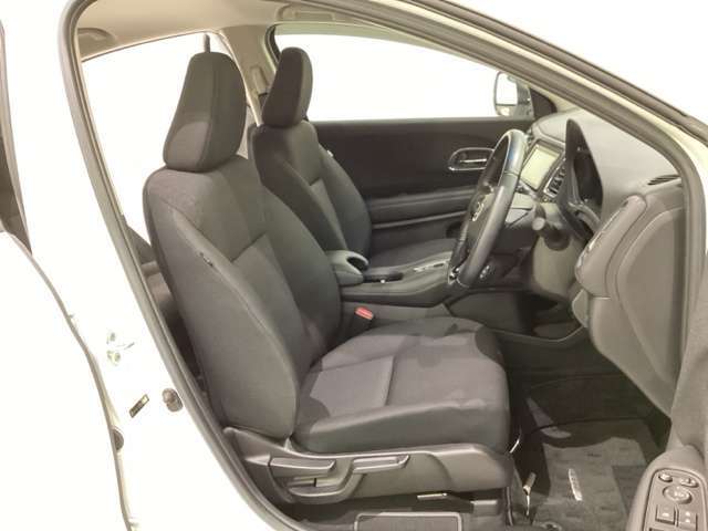 女性でも運転がしやすいように、シートの高さ調整機能（シートリフター）がついています。広い足元にゆったり座れるシートには肘掛も装備しており長距離の運転でも疲れにくいシートです。