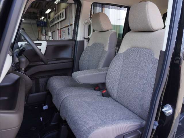 運転席と助手席は足元が繋がっているので自由に行き来しやすいので駐車場が狭いときでも助手席側からスムーズに乗り降りできて便利！