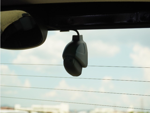 この車にはリアにもドライブレコーダーを装備しております◆映像・音声などを記録する自動車用の装置です。　もしもの事故の際の記録はもちろん、旅行の際の思い出としてドライブの映像を楽しむことができます。