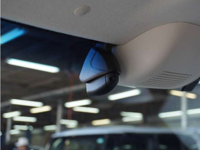 ◆ドライブレコーダー◆映像・音声などを記録する自動車用の装置です。　もしもの事故の際の記録はもちろん、旅行の際の思い出としてドライブの映像を楽しむことができます。