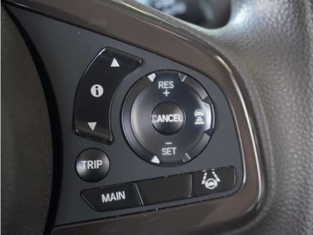 【アダプティブクルーズコントロール】予め設定した車速内でクルマが自動的に加減速。前走車との適切な車間距離を維持しながら追従走行します。【LKAS】車線維持支援システムでステアリング操作を支援。