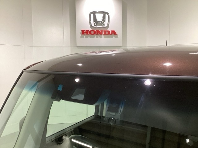 Honda SENSING装着車です。衝突を予測してブレーキをかけたり、前のクルマにちょうどいい距離で走行できる多彩な安心・快適機能を搭載した先進の安全運転支援システムがドライバーをサポートします。