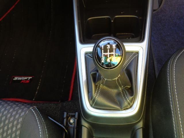 フロアマニュアル5速トランスミッション