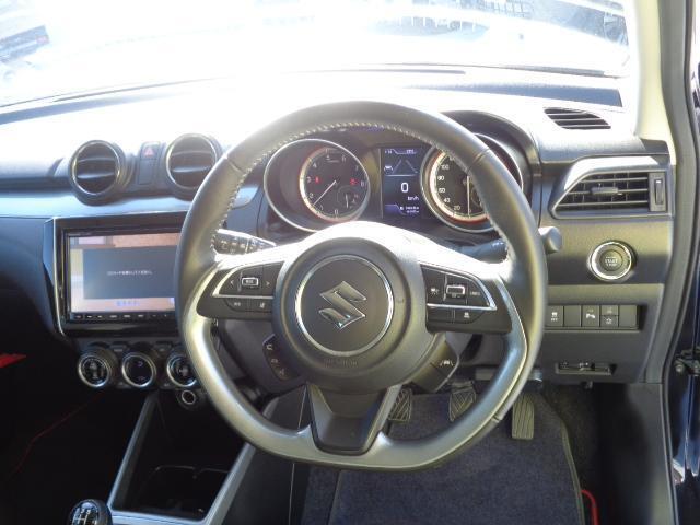 便利なステアリグスイッチ付き本革ステアリングホイールを装備。