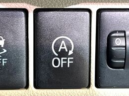 【アイドリングストップ】赤信号や渋滞で停車した際にエンジンを停止し、無駄な燃料の消費を抑えます。燃費向上や環境保護につなげる機能♪エンジンはブレーキを離せば再始動します。