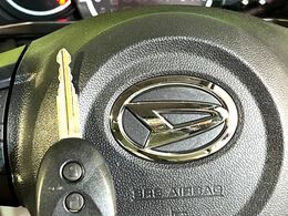 【キーレス】少し離れた場所からでもボタン一つでドアの開錠・施錠ができるのでとっても便利！ドアの鍵穴周りに傷をつけることもありません♪