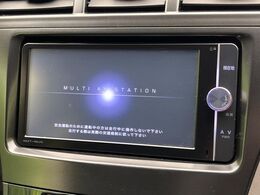【純正ナビ】人気の純正ナビを装備しております。ナビの使いやすさはもちろん、オーディオ機能も充実！キャンプや旅行はもちろん、通勤や買い物など普段のドライブも楽しくなるはず♪
