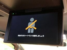 【フリップダウンモニター】大画面モニターで後席でもエンタメをお楽しみいただけます。小さなお子様にも大人気の装備です♪