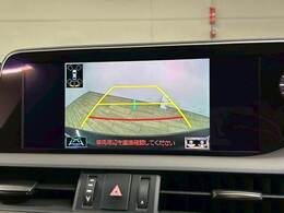 【カラーバックモニター】を装備しております。リアの映像がカラーで映し出されますので日々の駐車も安心安全です。