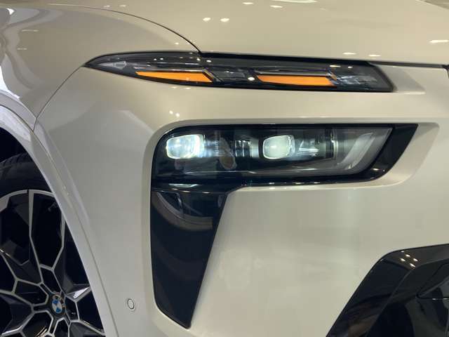 BMWの伝統の丸目4灯ヘッドライトでございます。LEDライトで視認性もよく明るく安全性の向上につながります。