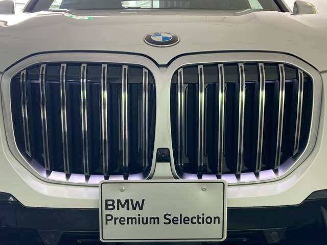BMW代表的な特徴のキドニーグリル。BMWのすべてのモデルに採用され、BMWらしさを強調しております。