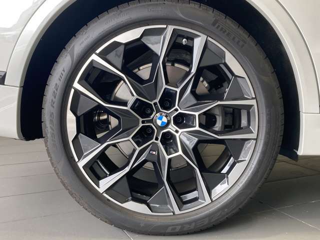 BMWの純正アロイホイールは軽量かつ強度にも優れているホイールで走行性能を引き上げる設計になっております。足元にもBMWは妥協がなくこだわっている個所になります。
