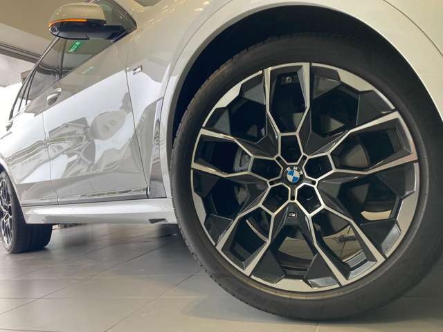 BMWの純正アロイホイールは軽量かつ強度にも優れているホイールで走行性能を引き上げる設計になっております。足元にもBMWは妥協がなくこだわっている個所になります。
