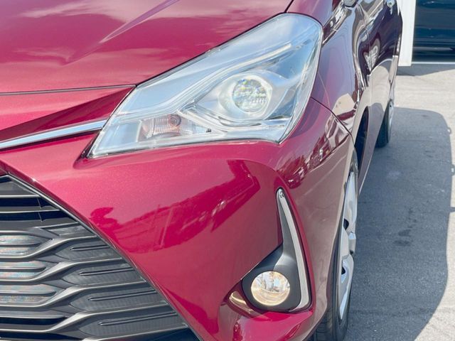 【LEDヘッドライト】悪天候や夜間走行時も良好な視界を確保し安心して運転できる高輝度LEDヘッドライトを装備！点灯速度が早く、消費電力も抑えられています。