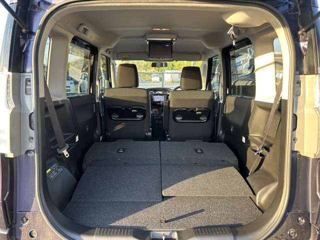 2列目シートを倒すとトランク内が更に広く使って頂けます♪