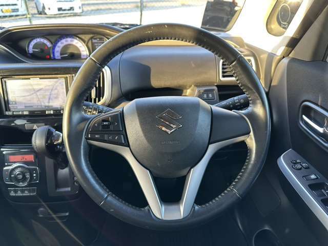 車で触れる機会の多いハンドル、クリーニング済みで綺麗ですよ！スタイリッシュで洗練されたハンドル周り。実際に乗ってみたいと思いませんか？