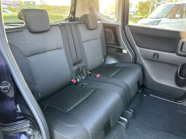 セカンドシート☆☆　広々とした2列目シートは居住性が高く、居心地も快適！友達や家族とのお出かけにぴったりです。ベビーシートやチャイルドシート使用時も快適にお過ごしいただける十分な空間を確保しています！
