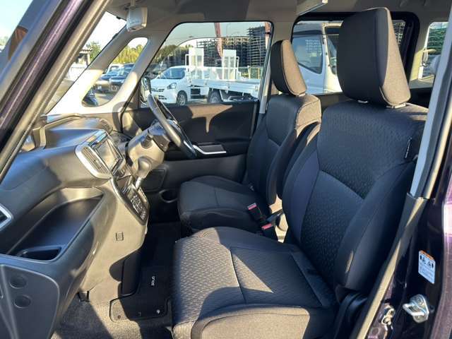 フロントシート☆　まずは運転席ですがゆったり広々空間で、視認性も操作性も良い1台です（＾＿-）-☆助手席には収納数も多く容量もしっかり確保されています（＾＾）運転席、助手席共に綺麗に保たれています☆