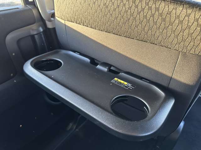 運転席と助手席の背面にドリンクホルダーにもなるテーブルが設置されています！