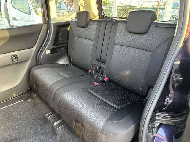 セカンドシート☆☆　広々とした2列目シートは居住性が高く、居心地も快適！友達や家族とのお出かけにぴったりです。ベビーシートやチャイルドシート使用時も快適にお過ごしいただける十分な空間を確保しています！