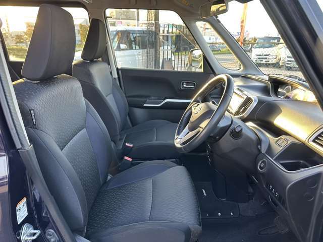 フロントシート☆　まずは運転席ですがゆったり広々空間で、視認性も操作性も良い1台です（＾＿-）-☆助手席には収納数も多く容量もしっかり確保されています（＾＾）運転席、助手席共に綺麗に保たれています☆