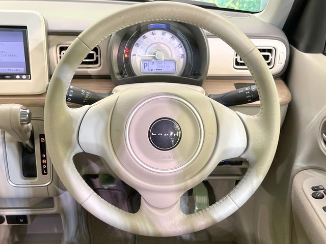 インテリアに合わせたデザインのステアリングは、運転される方のことも考え、運転しやすい形状、大きさです。是非一度、実際に触ってお確かめください。