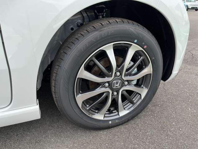 ☆お車についた傷やヘコミ、事故の修理もハヤシにお任せください。自社鈑金工場で修理ができますの安心です☆