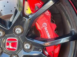 【ブレンボ製キャリパー】ハイパワー車両には強力なブレーキが必須！世界のスーパーカーにも採用されるイタリアの高級メーカー「ブレンボ」を装着！色鮮やかなキャリパーがスポーティな印象を引き立てます♪