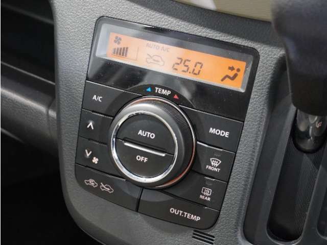 【オートエアコン】温度を設定すれば自動で快適な車内温度を保ちます。エアコン内部の高性能脱臭フィルターで車内のアレルゲンや花粉を除去。