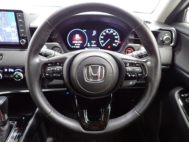 ハンドル左側にはオーディオ操作が出来るオーディオリモートコントロールスイッチ、右側にはHonda SENSINGとオートクルーズコントロールのスイッチを装備！