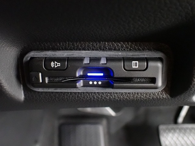 デザインスッキリのビルトイン『ETC』！高速道路の特典はもちろん、キャッシュレスなので料金所では徐行するだけで通過可能です！
