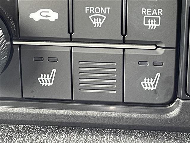 【シートヒーター】シートを温めてくれる暖房機器です！長時間座っていると負担が掛かりやすい背中や腰、または冬場などの寒い日に冷えやすい脚部に快適なぬくもりを伝えます。