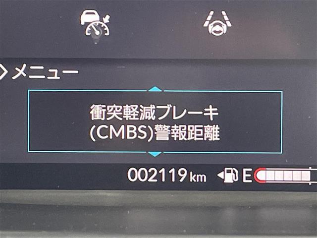 【衝突軽減ブレーキ（CMBS）】衝突するおそれが高い場合、音と光で注意して強いブレーキングを行い、衝突回避・被害軽減を支援します。機能には限界があるためご注意ください。