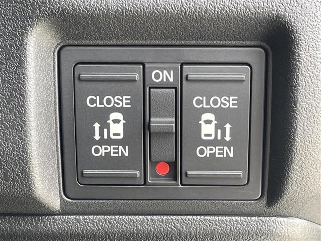 【両側パワースライドドア】小さなお子さまでもボタン一つで乗り降りラクラクです！両手に荷物を抱えている状態でもボタンを押せば自動で開閉するので、お買い物やお出かけの際にはとっても重宝します！